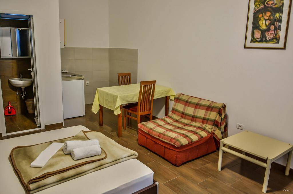 Apartments Drobni Pijesak Petrovac Екстер'єр фото
