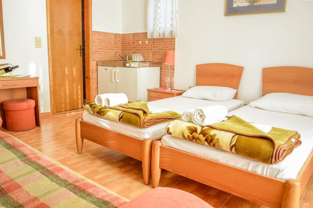 Apartments Drobni Pijesak Petrovac Екстер'єр фото